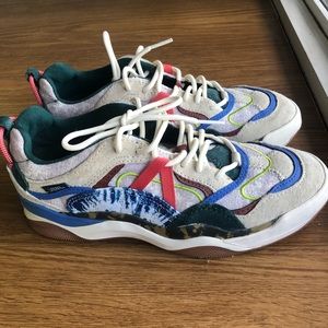 Vans (US Women 7 / US Men 5.5)